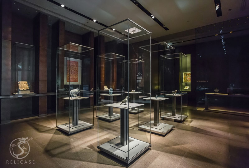 Museum of Islamic Art, Doha Frameless Freestanding Display Case