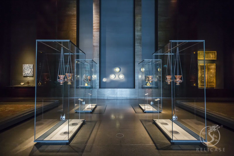 Museum of Islamic Art, Doha Frameless Freestanding Display Case