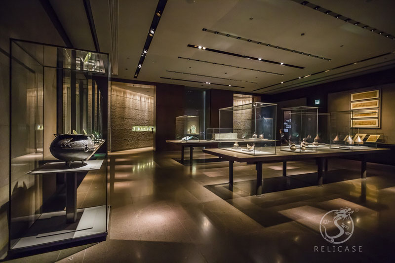 Museum of Islamic Art, Doha Frameless Freestanding Display Case