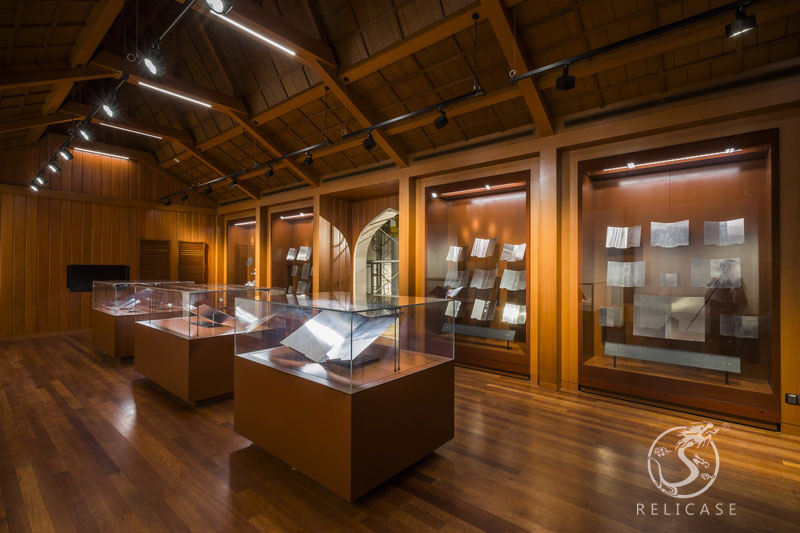 Royal Brunei Islamic Museum 5-sided glass pedestal table display cases