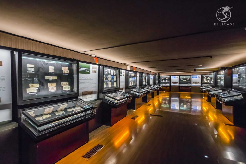 Bank Indonesia Museum wall-along display cases 