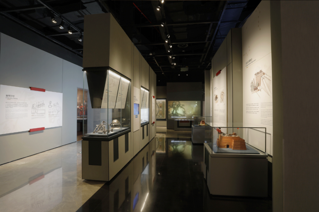 Shanghai Astronomy Museum Extendable floor display case