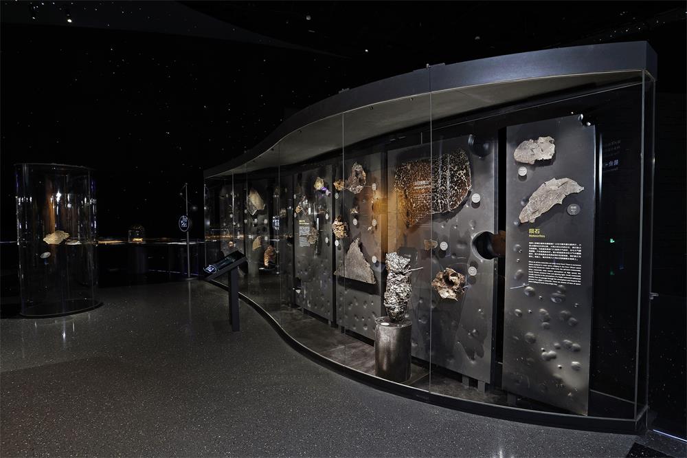 Shanghai Astronomy Museum Extendable Curved Freestanding Display Case