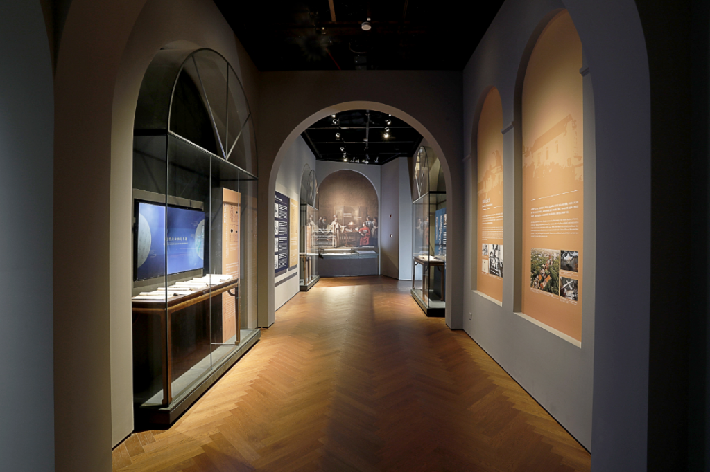 Shanghai Astronomy Museum Curved wall Display Case