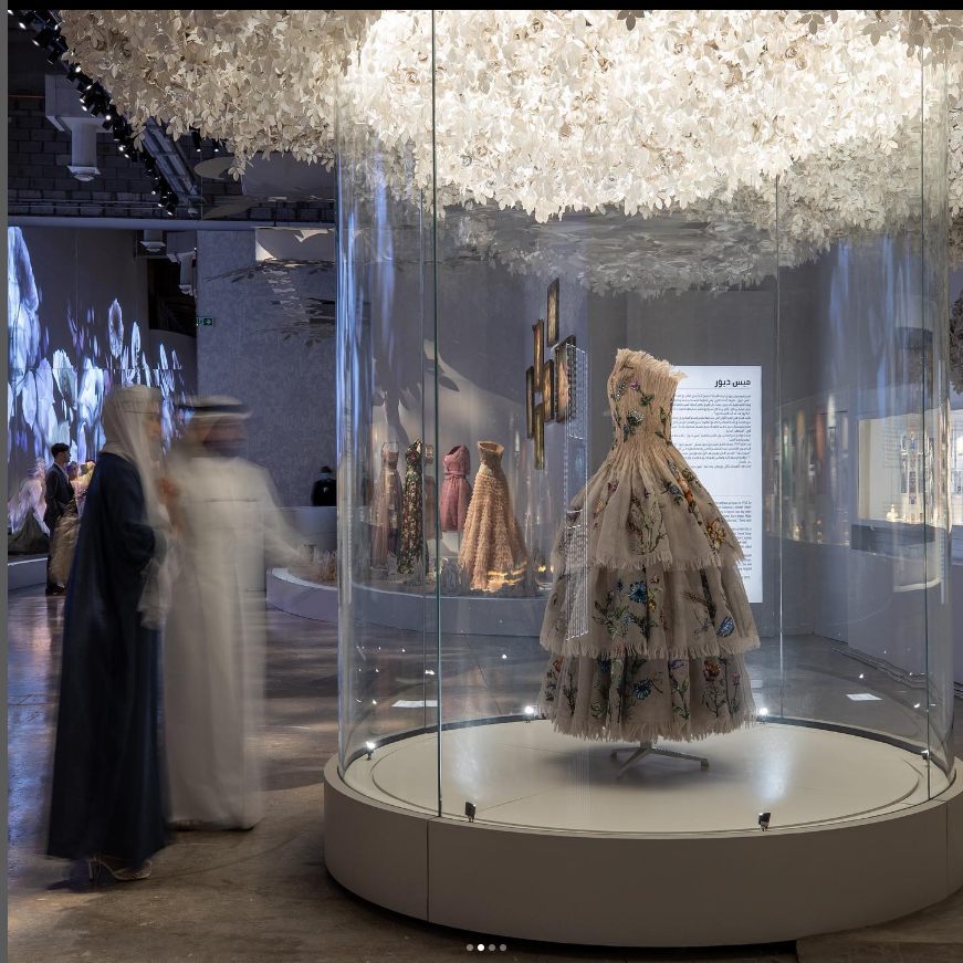 Dior Doha Qatar Exhibition Curved Freestanding Display Case