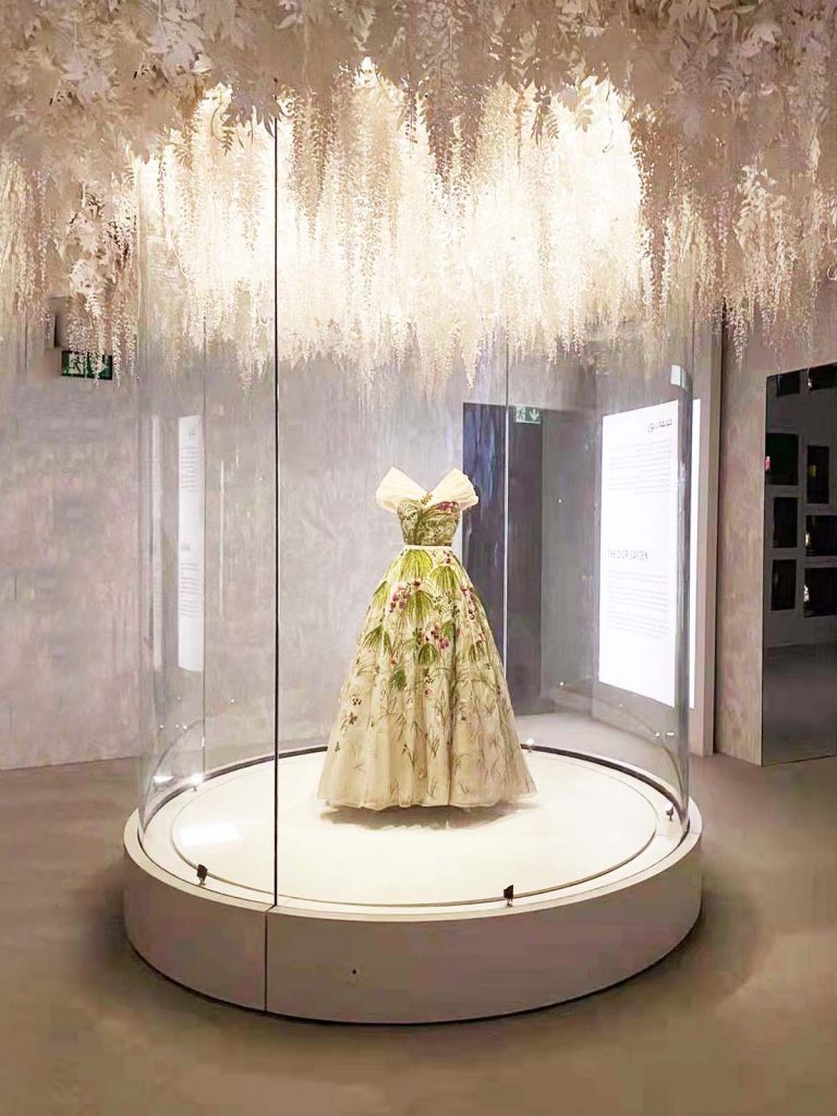Dior Doha Qatar Exhibition Curved Freestanding Display Case