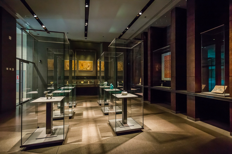 The evolution of glass on museum showcase