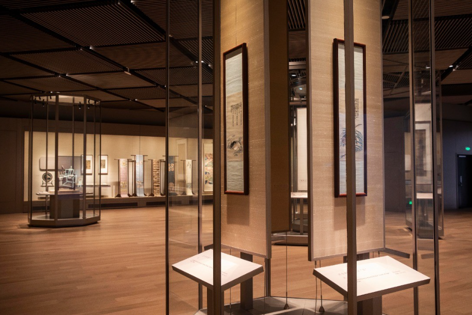 The low-reflective glass display cases